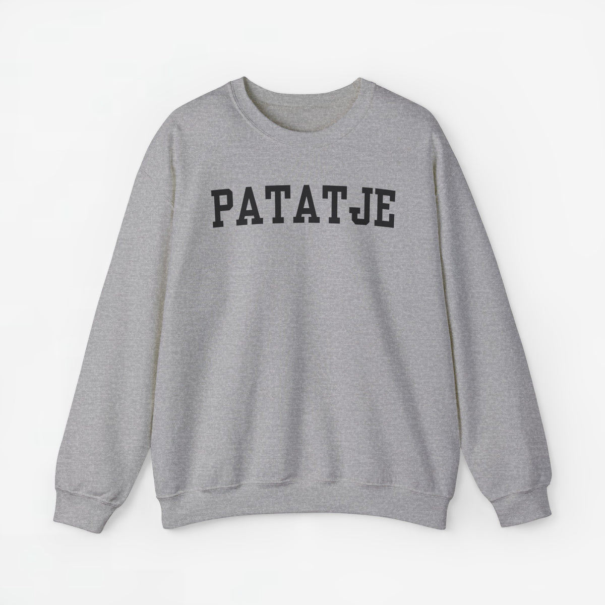 Lichtgrijze trui met ronde hals en opdruk “PATAT’JE” op de borst