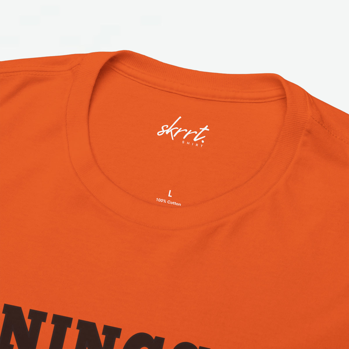 Oranje T-shirt met ronde hals, merkopdruk en '100% katoen'