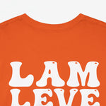Grote witte voorletterprint 'LAM' op oranje T-shirt.