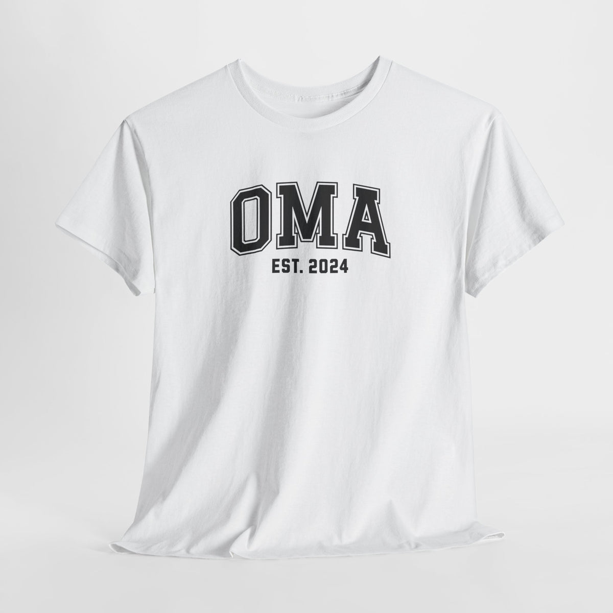 Witte T-shirt met OMA-est. 2024 borstprint
