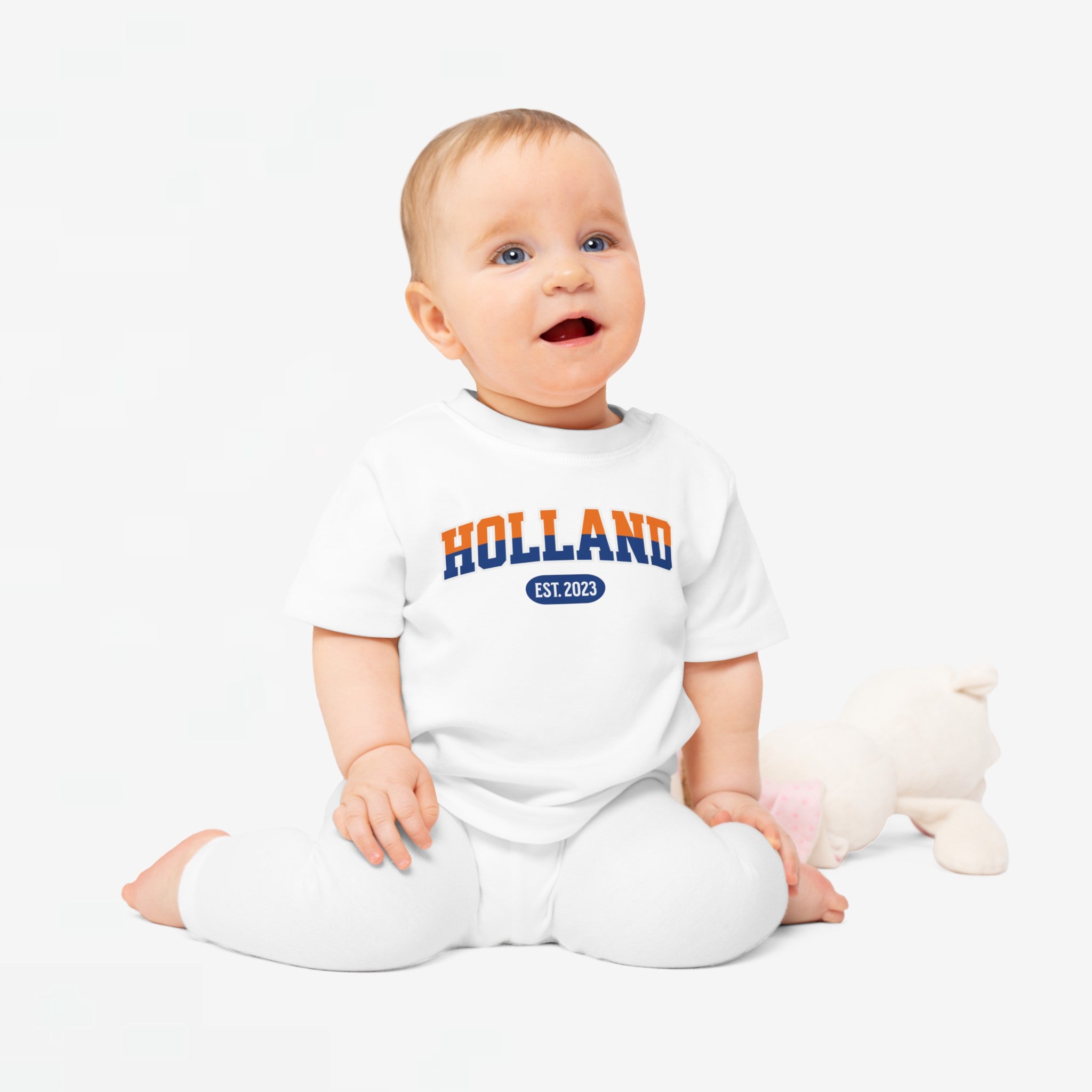 Baby T-shirt voor EK, WK en Koningsdag - Personaliseer met Naam, Jaar & Rugnummer - HOLLAND (oranje en blauwe tekst)