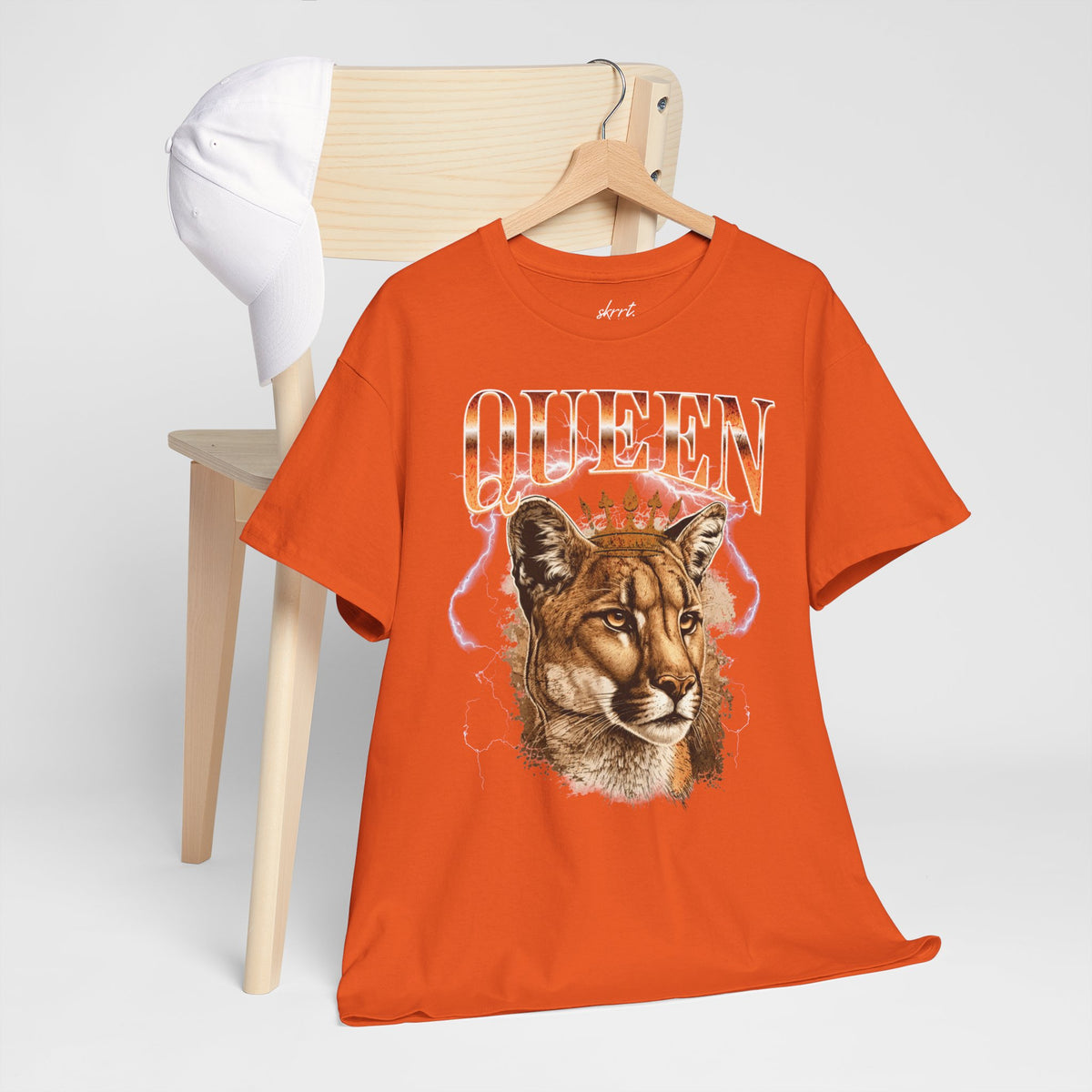 Oranje T-shirt met 'QUEEN' tekst en leeuwenkop op de borst