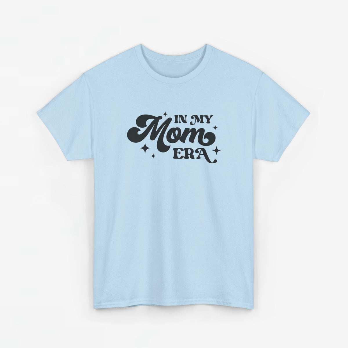 Lichtblauwe t-shirt met ronde hals en zwarte "In My Mom Era"-tekstprint op de borst.