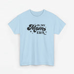 Lichtblauwe t-shirt met ronde hals en zwarte "In My Mom Era"-tekstprint op de borst.