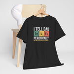 Zwarte t-shirt met opdruk “I tell dad jokes periodically” op houten hanger