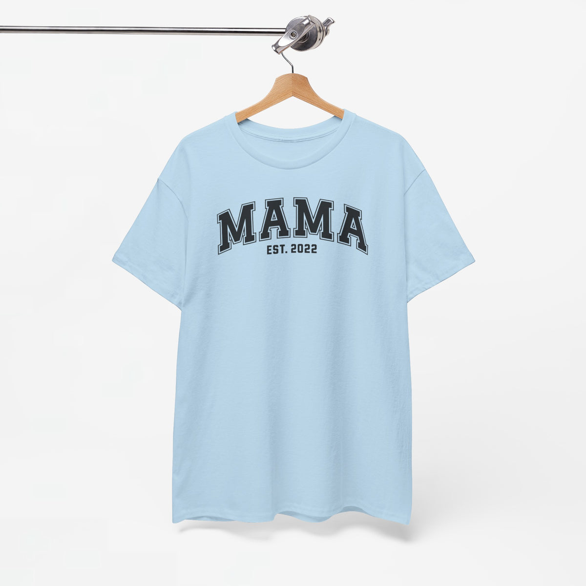 Lichtblauw T-shirt met opdruk “MAMA” en “EST. 2022”, opgehangen