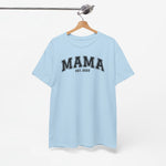 Lichtblauw T-shirt met opdruk “MAMA” en “EST. 2022”, opgehangen
