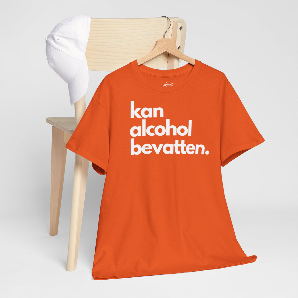 Oranje oversized T-shirt aan houten kleerhanger met witte frontprint