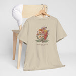 Beige t-shirt met bloemenprint op de borst, te zien op een houten stoel