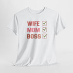 Wit T-shirt met 'WIFE MOM BOSS' tekst en drie groene vinkjes