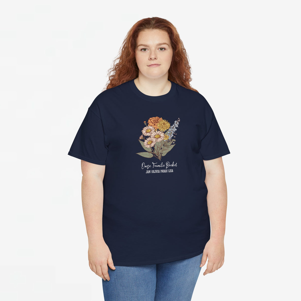 Donkerblauw t-shirt met bloemenprint en sierlijke tekst op de borst