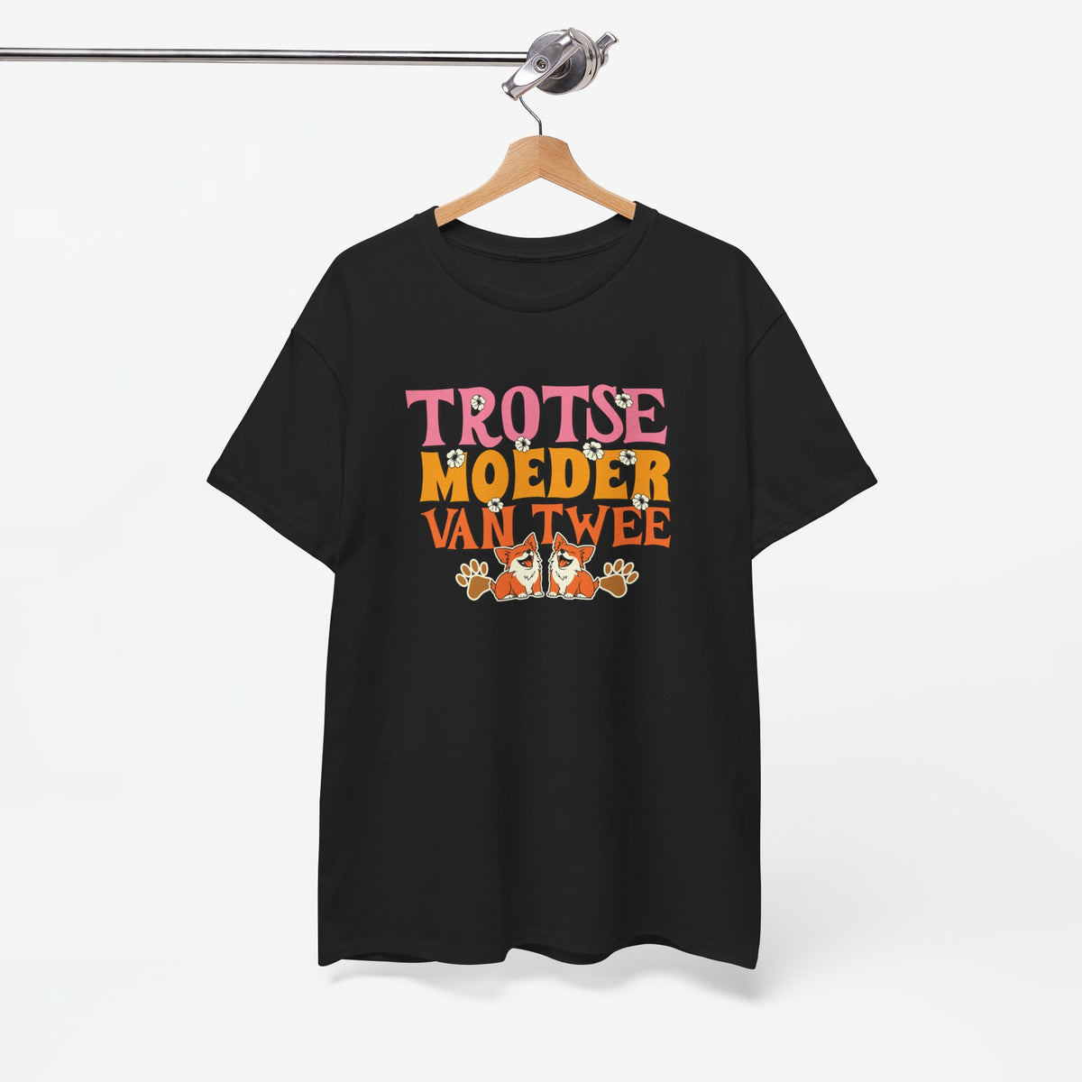 Zwarte t-shirt met opdruk van tekst en honden/katten, staand op een hanger.