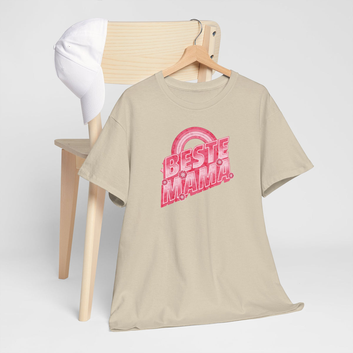 Zandkleurige T-shirt met roze “Beste Mama” opdruk, opgehangen aan houten hanger