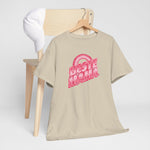 Zandkleurige T-shirt met roze “Beste Mama” opdruk, opgehangen aan houten hanger