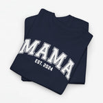 T-shirt in navy met grote opdruk “MAMA” en “EST. 2022”