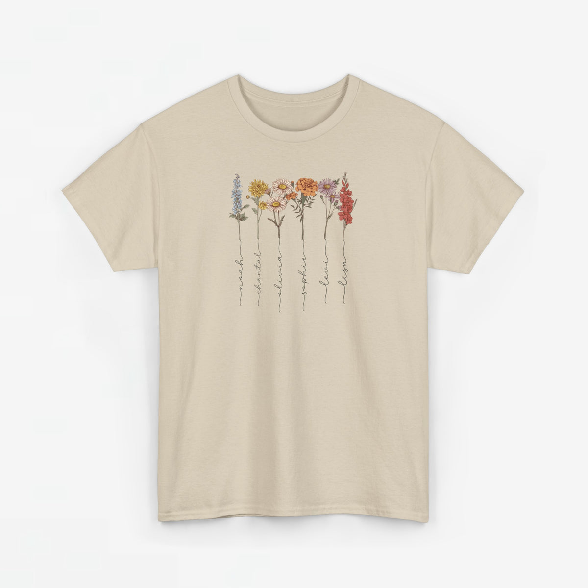 Beige T-shirt met bloemenillustratie en sierlijke namen langs de bloemenstelen.