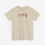 Beige T-shirt met bloemenillustratie en sierlijke namen langs de bloemenstelen.
