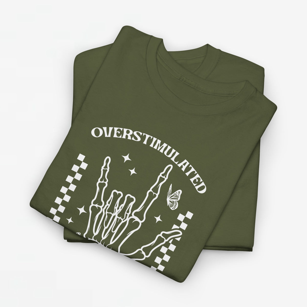 Legergroen oversized T-shirt met wit printdesign van een silhouet en tekst “OVERSTIMULATED”.