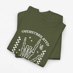 Legergroen oversized T-shirt met wit printdesign van een silhouet en tekst “OVERSTIMULATED”.