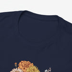 Donkerblauw T-shirt op houten hangertje met bloemenboeketprint op de borst