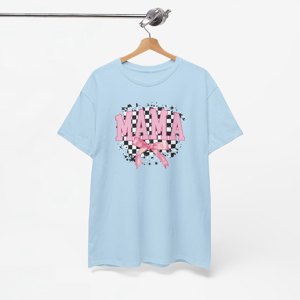 Lichtblauw T-shirt op hanger met 'MAMA' borstprint en roze strikboog
