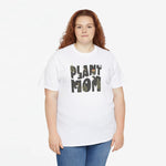 Wit oversized T-shirt op model met “Plant Mom” borstprint