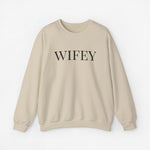 Beige sweater met lange mouwen en opdruk 'WIFEY'.