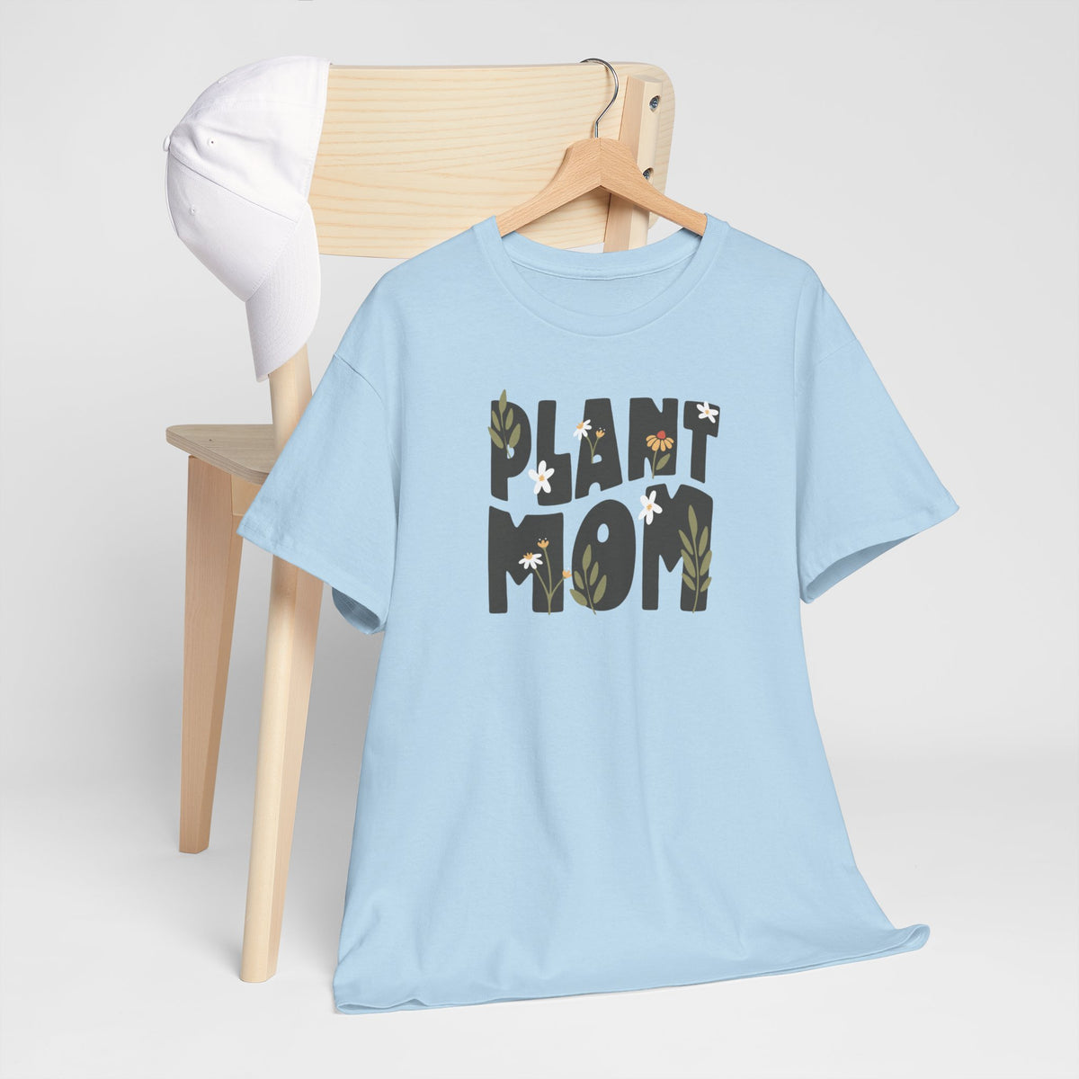 Blauwe t-shirt met ‘PLANT MOM’ plantopdruk op de borst, aan hanger
