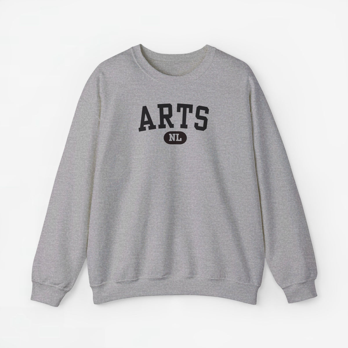 Lichtgrijze sweatshirttrui met ronde hals en zwarte “ARTS” print met “NL” logo