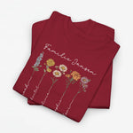 T-shirt in bordeauxrood met bloemenprint en sierlijke namen op de voorkant