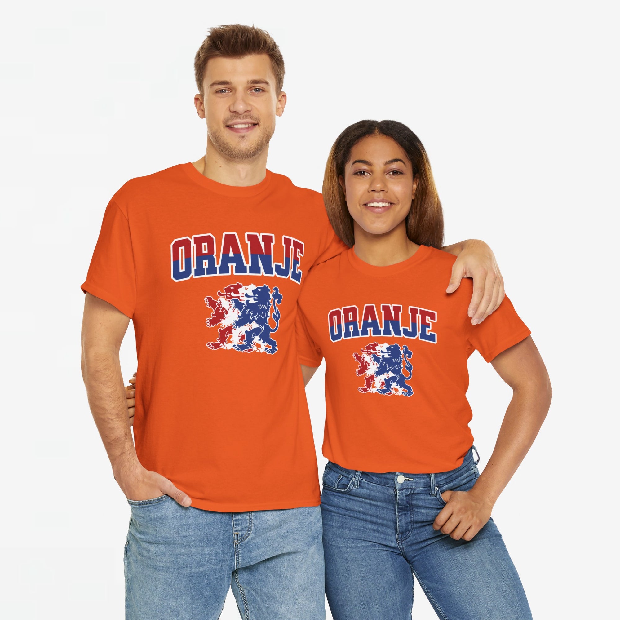 Oranje T-shirt voor EK, WK en Koningsdag - Personaliseer met Naam & Rugnummer - ORANJE met Leeuw (rode en blauwe tekst)