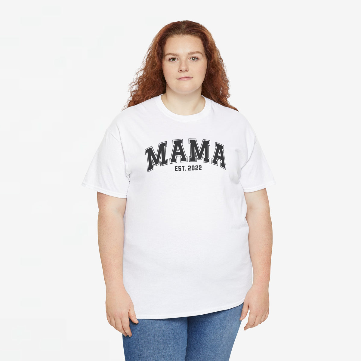 Wit T-shirt met opdruk “MAMA” en “EST. 2022” op de borst
