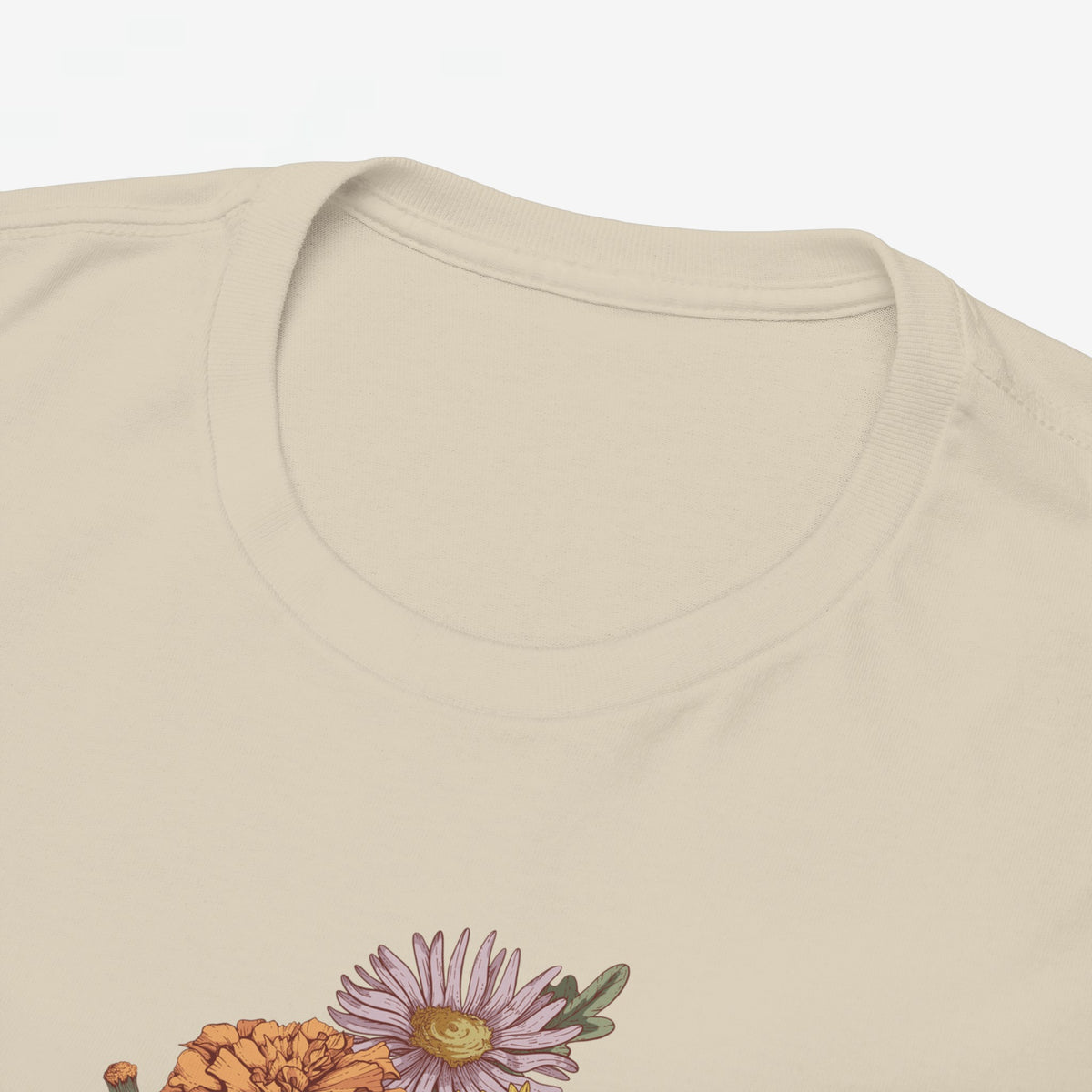 Close-up van beige T-shirt met ronde hals en bovenkant bloemenboeket-print