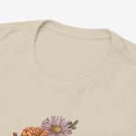 Close-up van beige T-shirt met ronde hals en bovenkant bloemenboeket-print