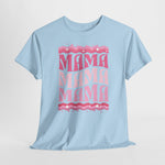 Lichtblauwe T-shirt met roze MAMA-print op de voorkant, ronde hals