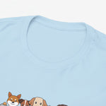 Detail van lichtblauw T-shirtkraag met deel van hondenopdruk.