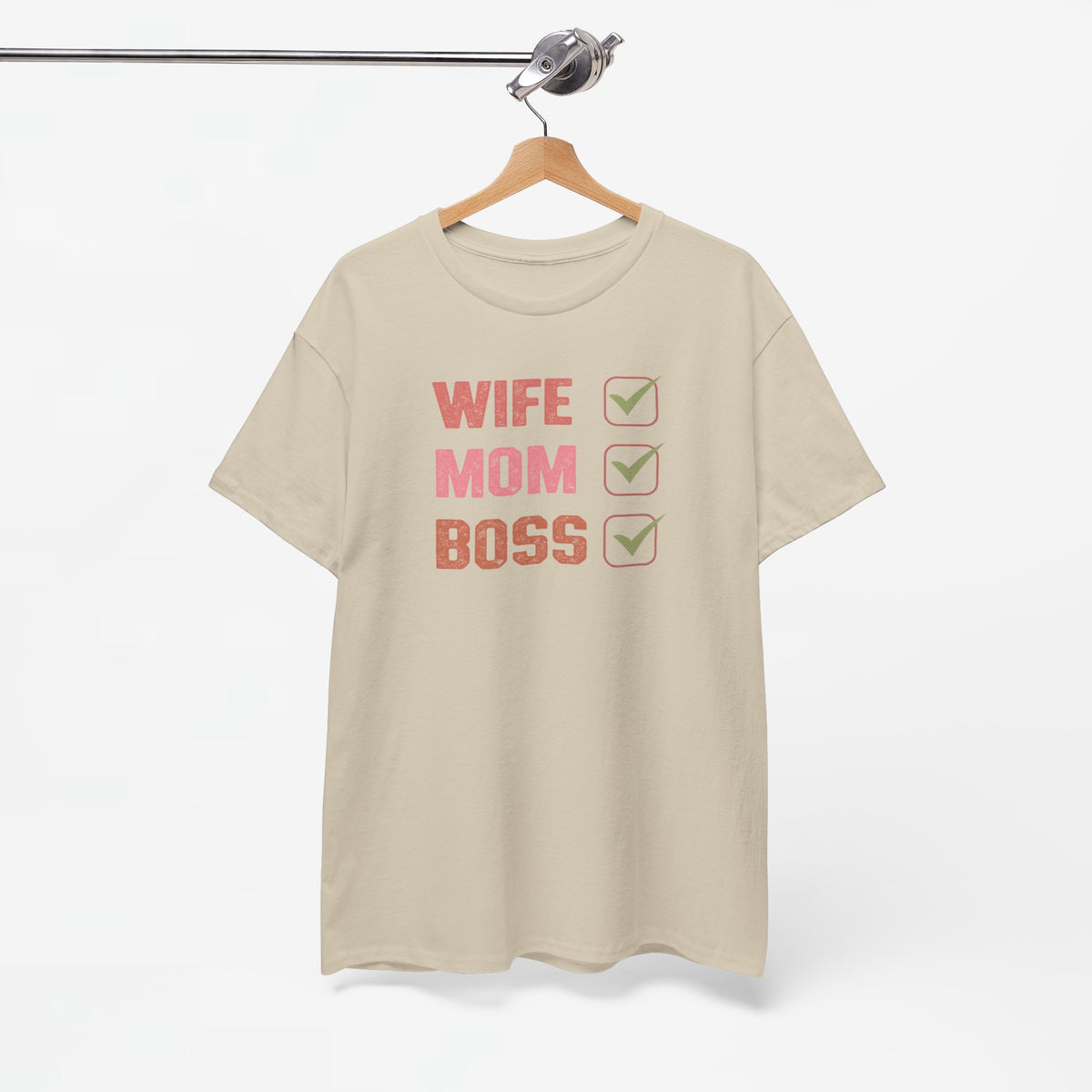 Sandkleurige t-shirt met ronde hals en opdruk 'WIFE MOM BOSS' met groene vinkjes