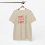 Sandkleurige t-shirt met ronde hals en opdruk 'WIFE MOM BOSS' met groene vinkjes