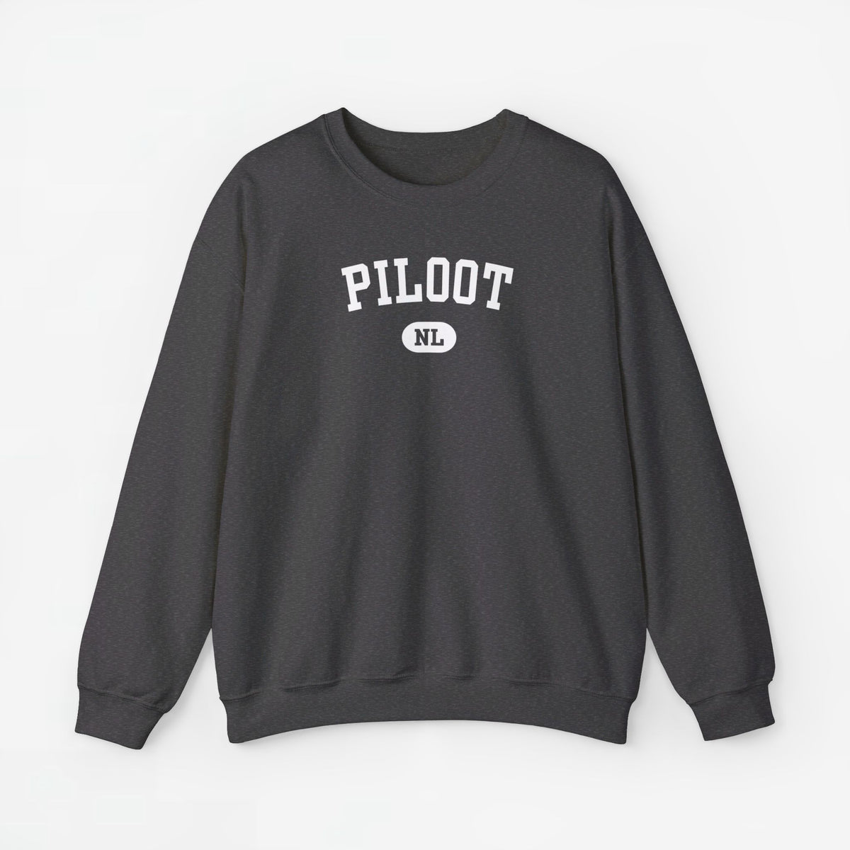 Donkergrijze sweater met ronde hals en witte PILOOT NL-print op de borst.