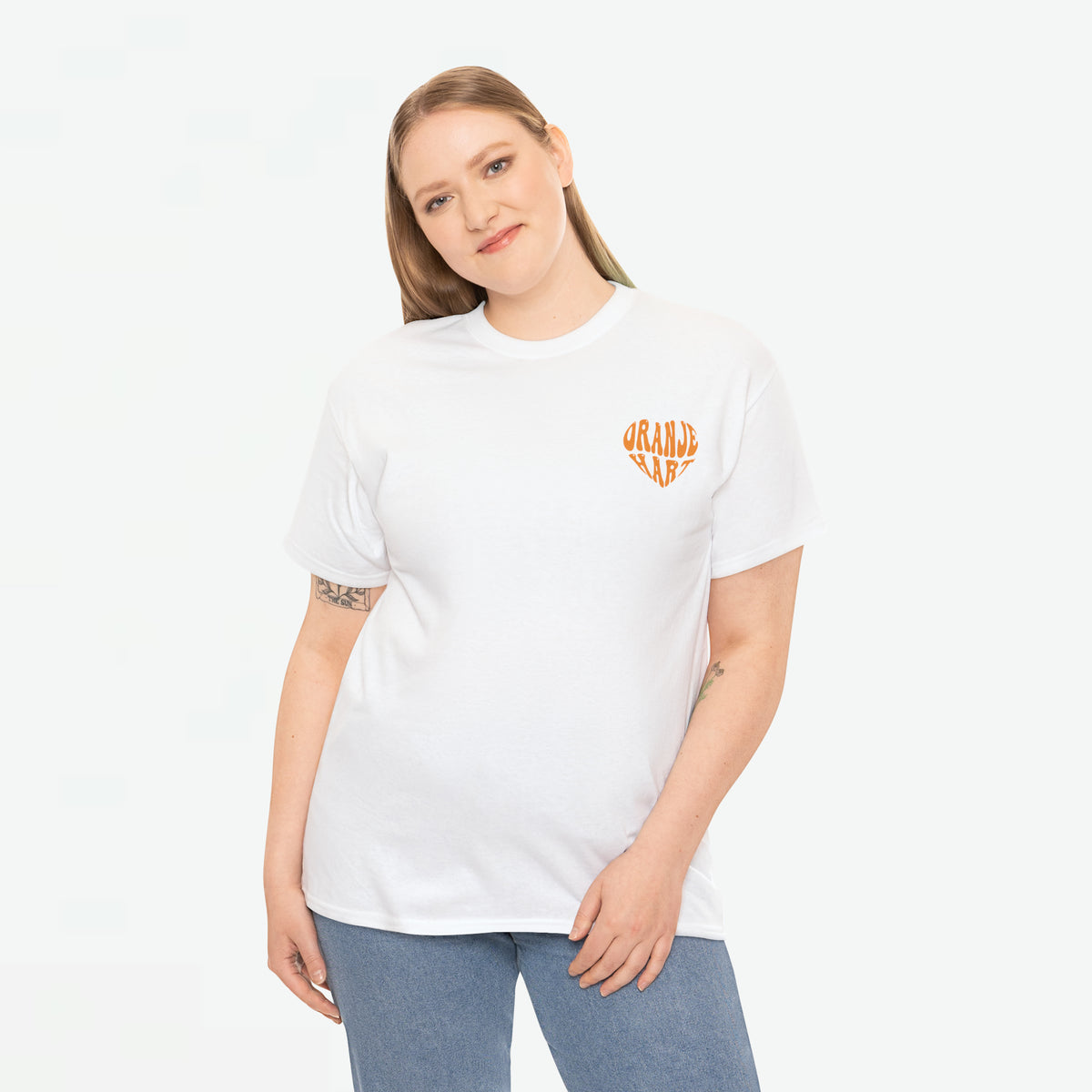 Wit oversized dames T-shirt met kleine oranje borstprint