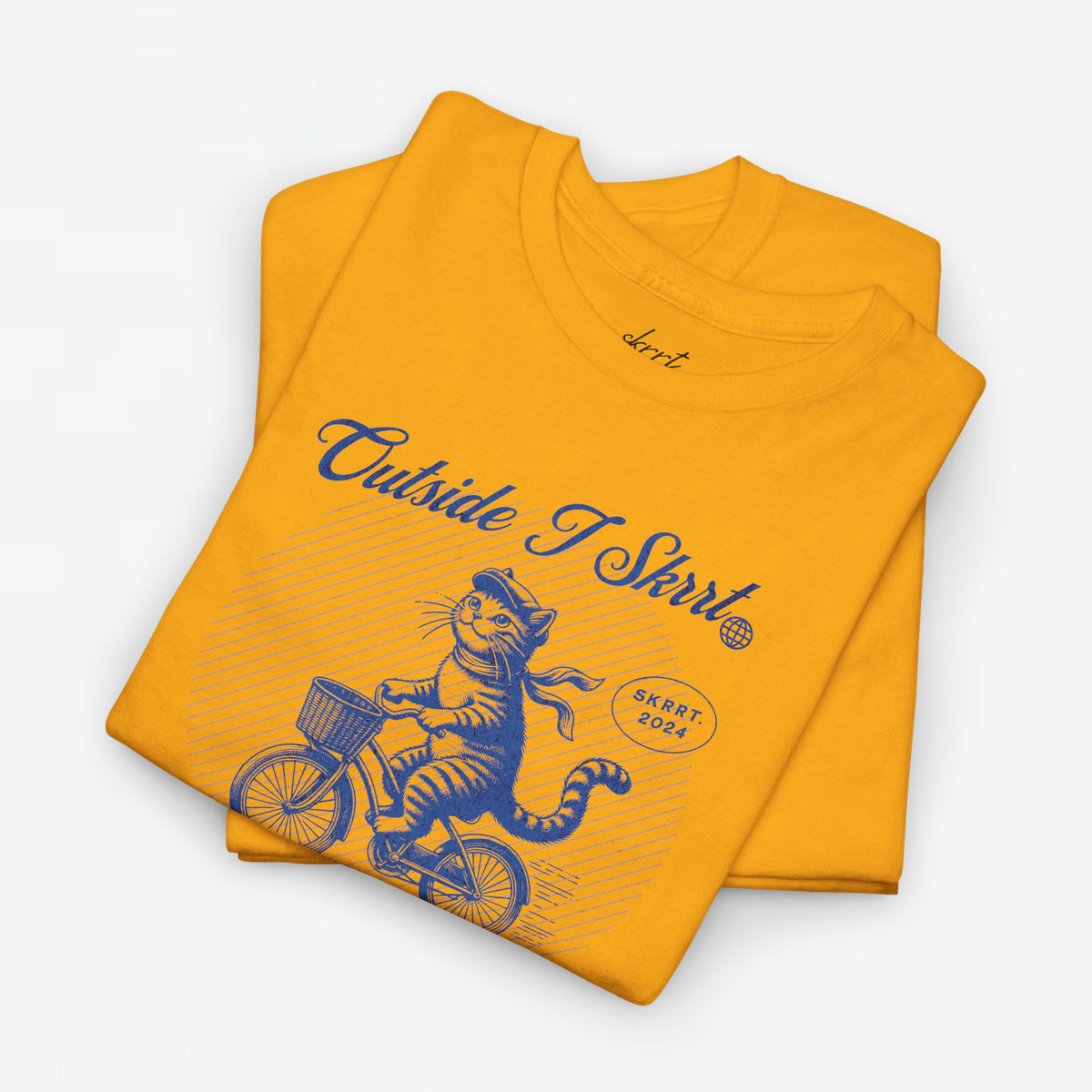 Geel T-shirt met blauwe kat op fiets-print en tekst, opgestapelde set