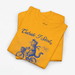 Geel T-shirt met blauwe kat op fiets-print en tekst, opgestapelde set