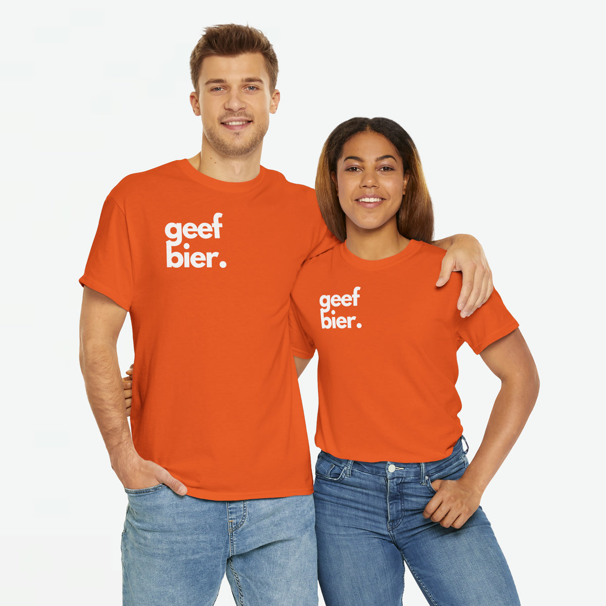Twee oranje oversized t-shirts met witte 'geef bier.' voorprint en korte mouwen