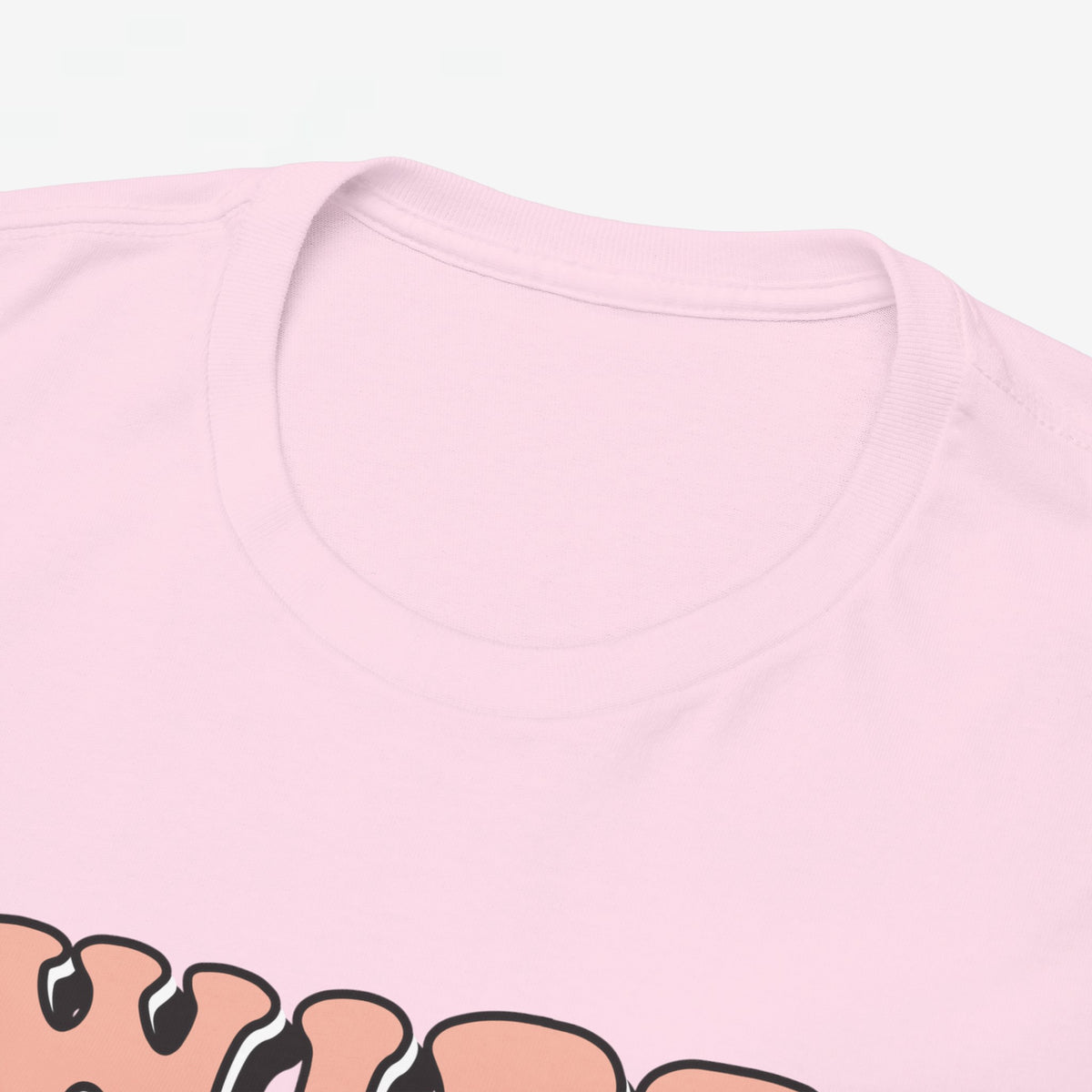 Roze T-shirt met ronde hals en zachte stof, close-up van de kraag