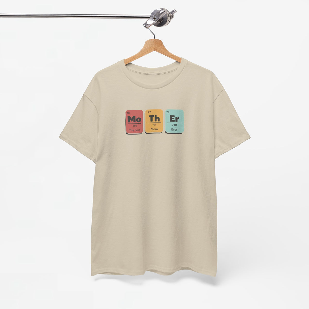 Zandkleurige T-shirt met ronde hals en borstprint van kleurrijke blokjes aan hanger