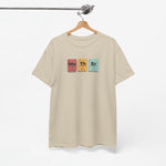 Zandkleurige T-shirt met ronde hals en borstprint van kleurrijke blokjes aan hanger