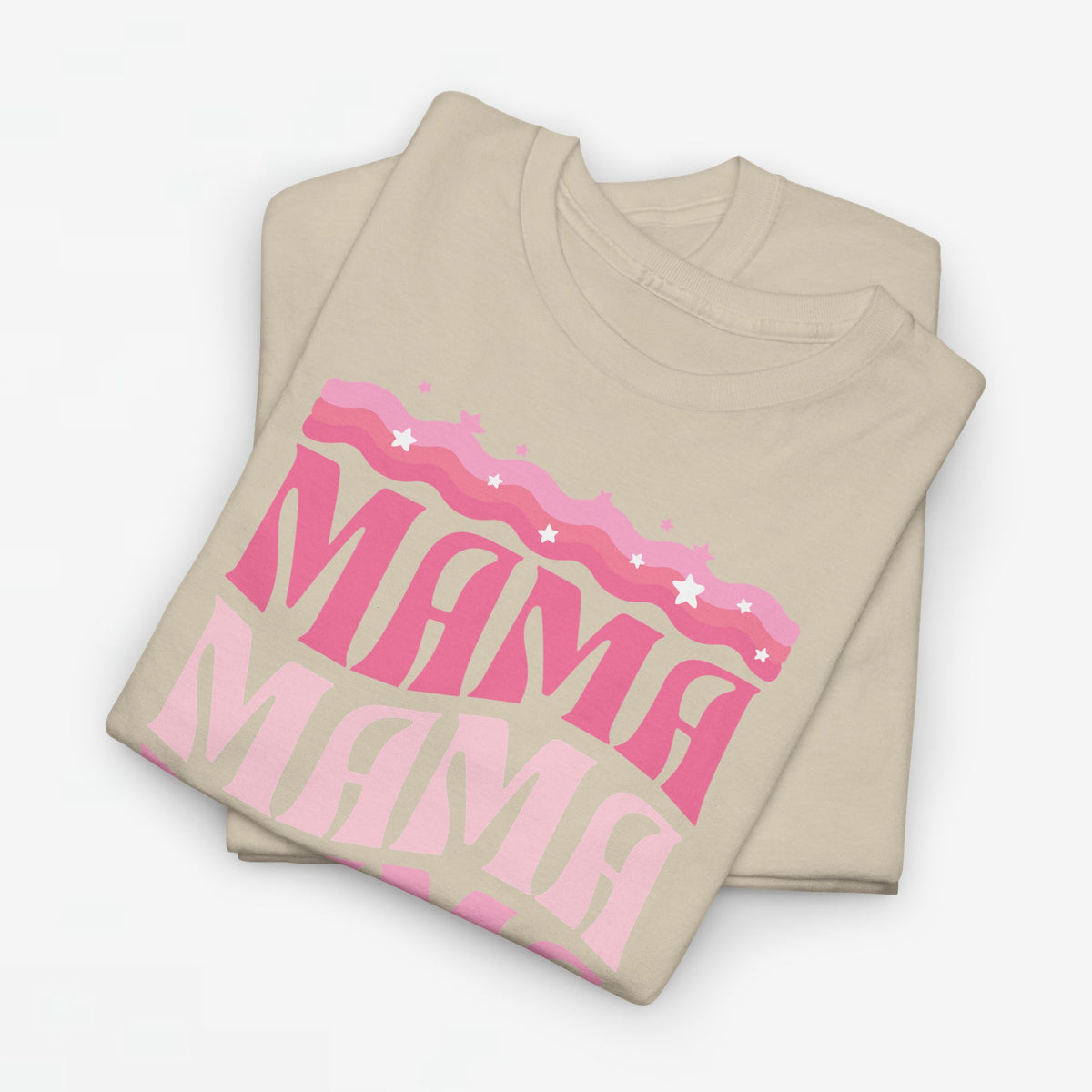 Oversized T-shirt in zandkleur met roze “mama” print aan de voorkant.