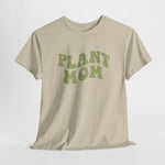 Beige T-shirt met groene “PLANT MOM” print op de borst, korte mouwen.
