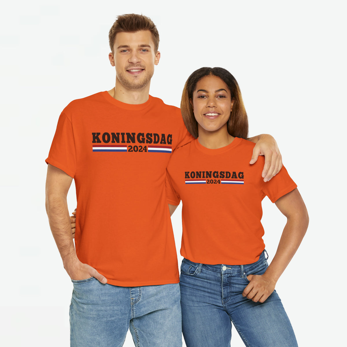 Oranje T-shirt met voorprint 'KONINGSDAG 2024', gedragen door twee personen