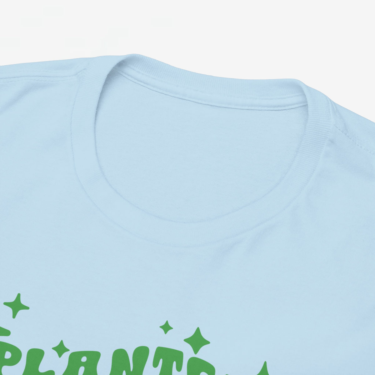 Lichtblauw T-shirt met ronde hals en groen printdetails onderaan in beeld